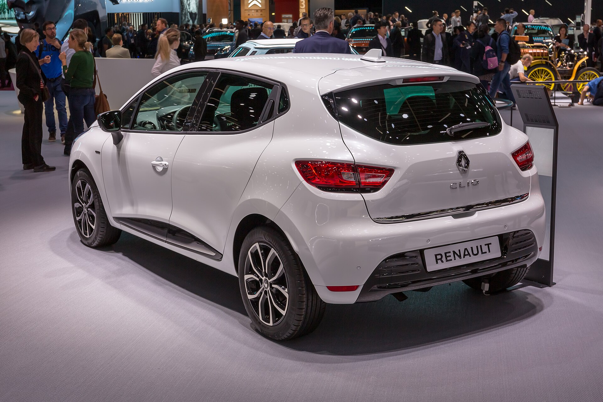 Renault Clio weggesleept in Tilburg