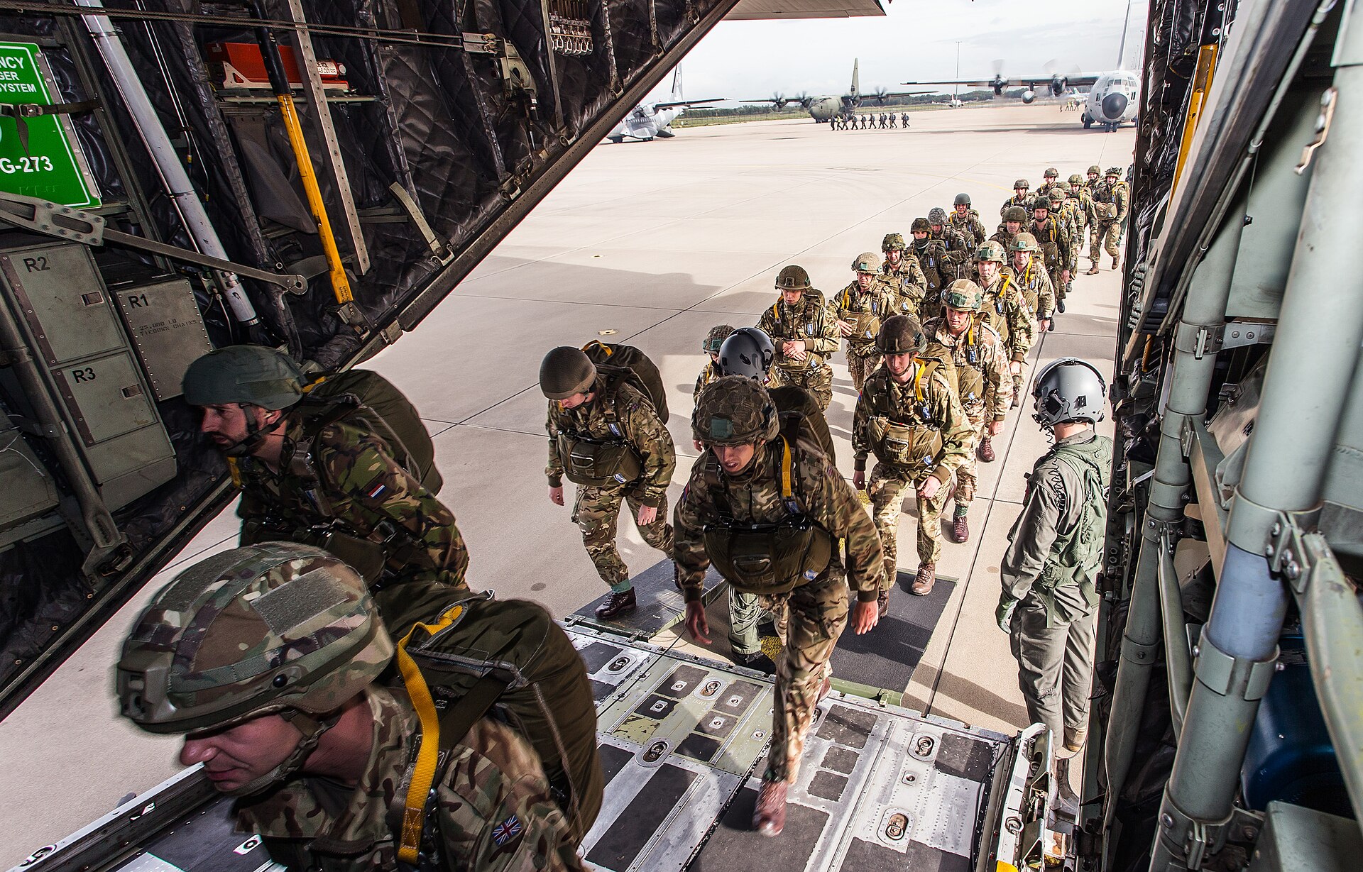 Militaire transportvliegtuigen oefenen bij Vliegbasis Eindhoven