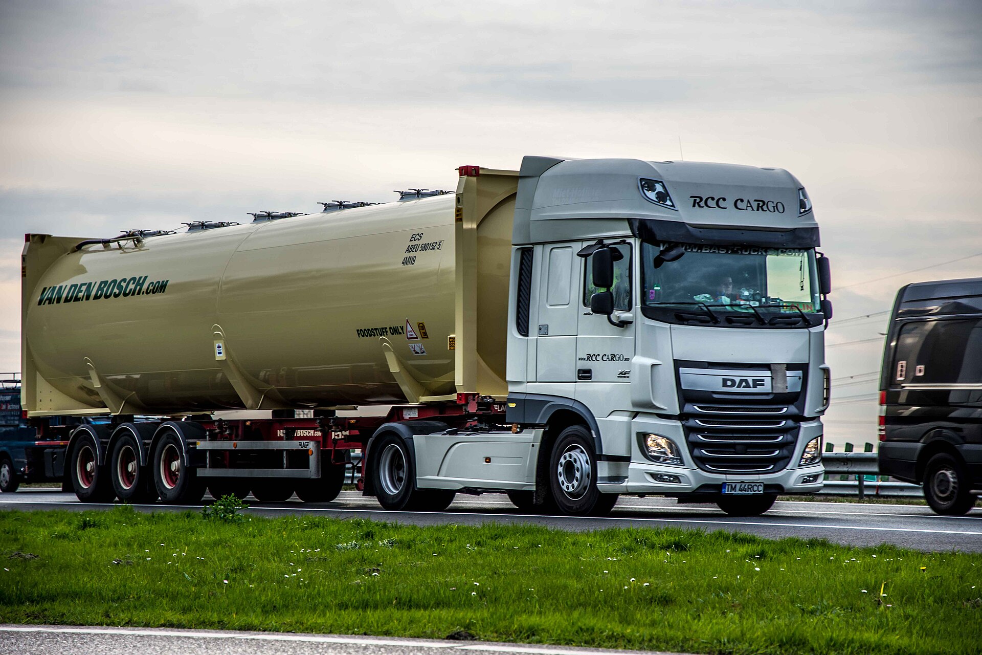 Vrachtwagen met bier gekanteld bij Den Bosch