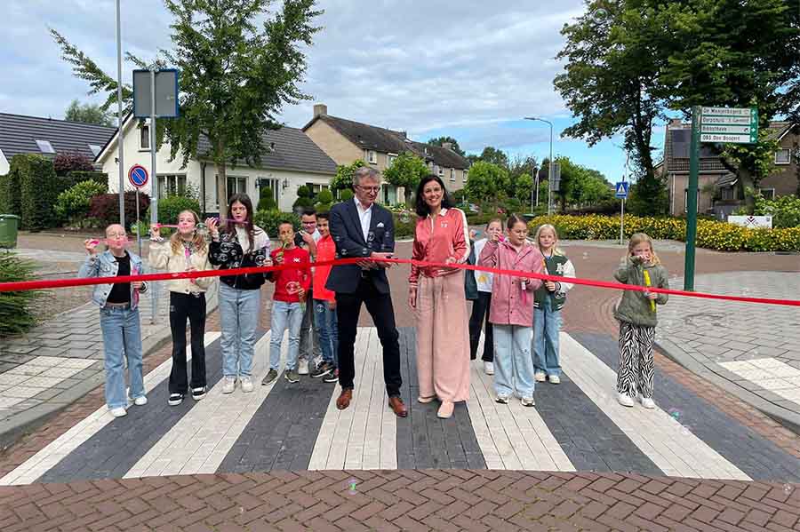 Wethouder Goossens stelt verkeersveilige schoolomgeving in gebruik