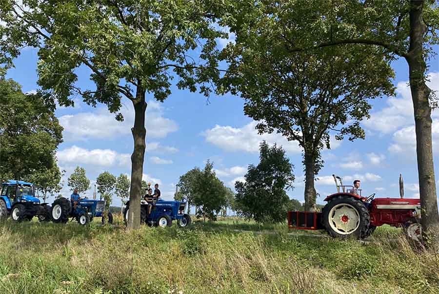 Tractortoertocht verreden onder zomerse omstandigheden