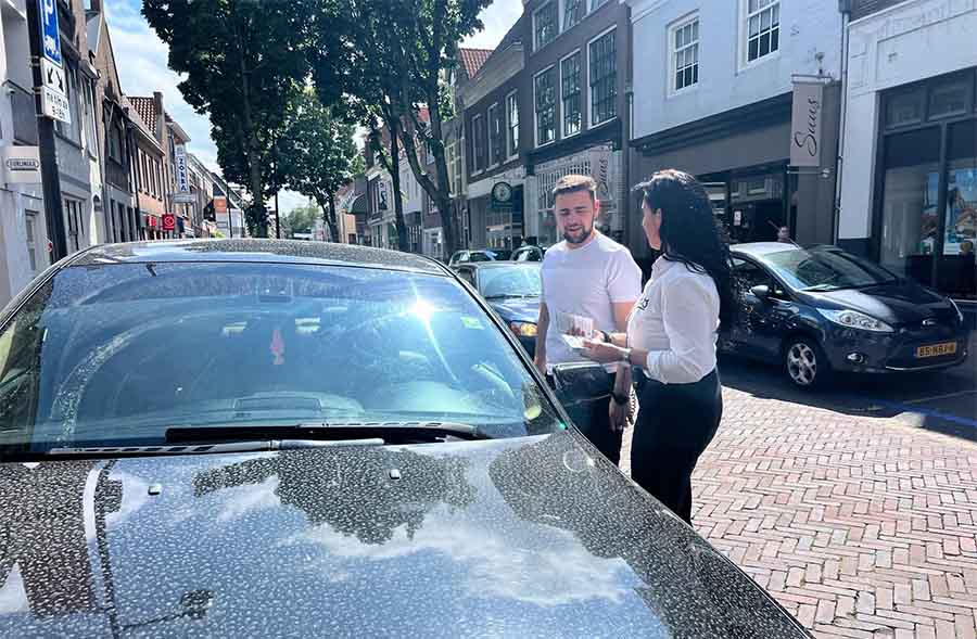 Ondernemers spreken in de Bommelse binnenstad zelf foutparkeerders aan