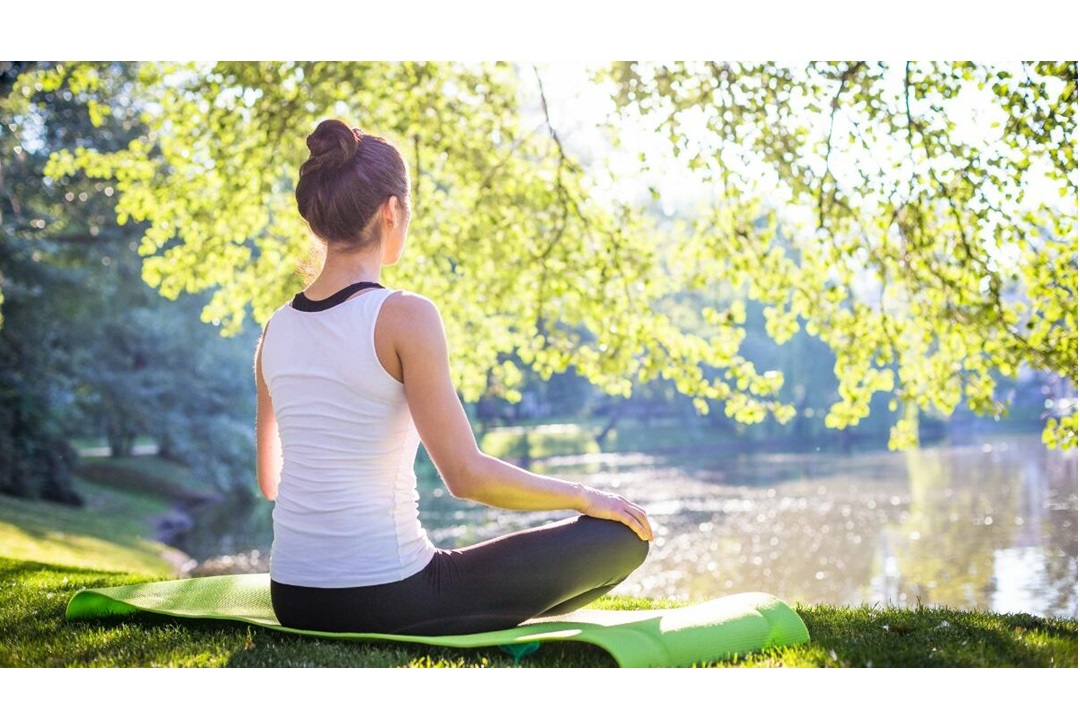 Stoelyoga en yoga op de mat