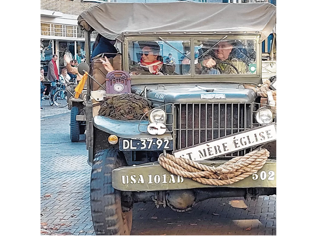 Historische militaire voertuigen trekken door gemeente Gilze en Rijen