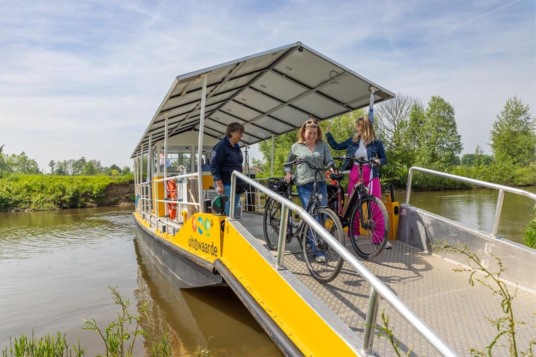 Meanderende Maas en gemaal Caners deur open publiek tijdens Pontjesdagen