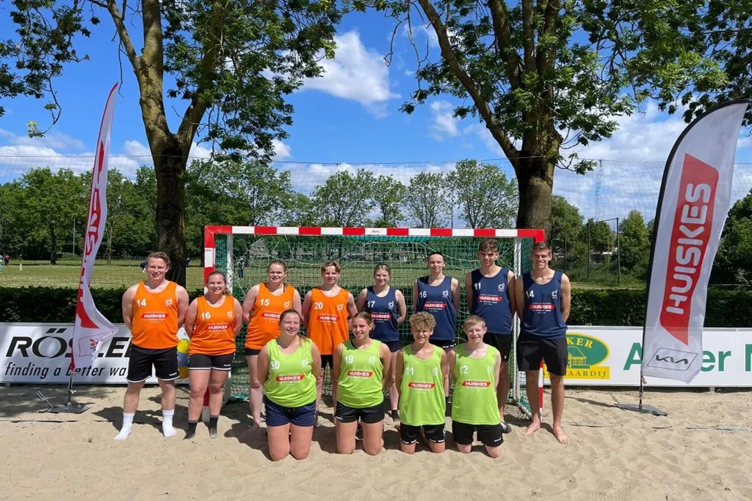 Auto Huiskes nieuwe trotse sponsor van Dynamico Beachhandbal