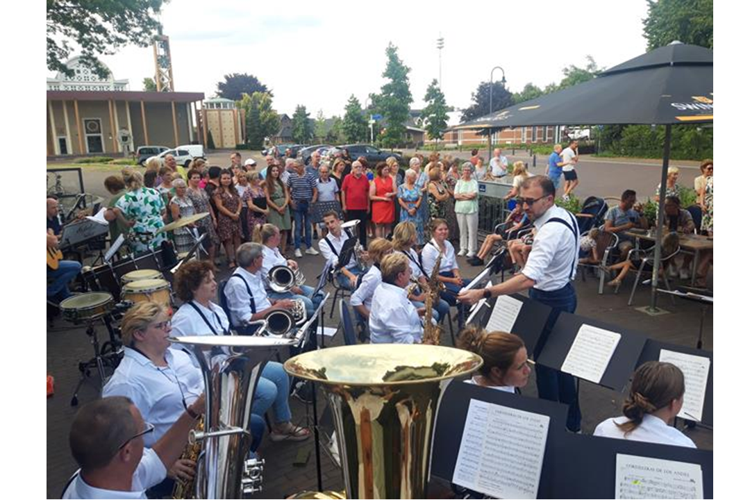 Terrasconcert Spelend en Zingend de Zomer in