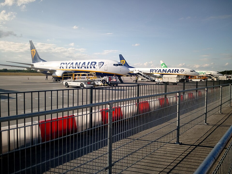 Naakte vrouw rijdt door hek Eindhoven Airport en komt bij vliegtuigen uit - Omroep Brabant