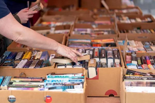 Boekenmarkt rond Tilburgs stadhuis voor zestiende keer gehouden