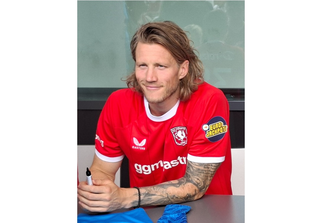 Wout Weghorst vraagt jeugdliefde Nikki van Esch ten huwelijk