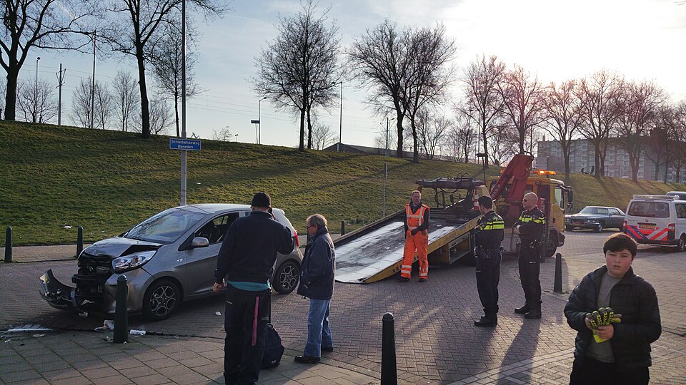 Vier lichtgewonden na crash in sloot bij Best
