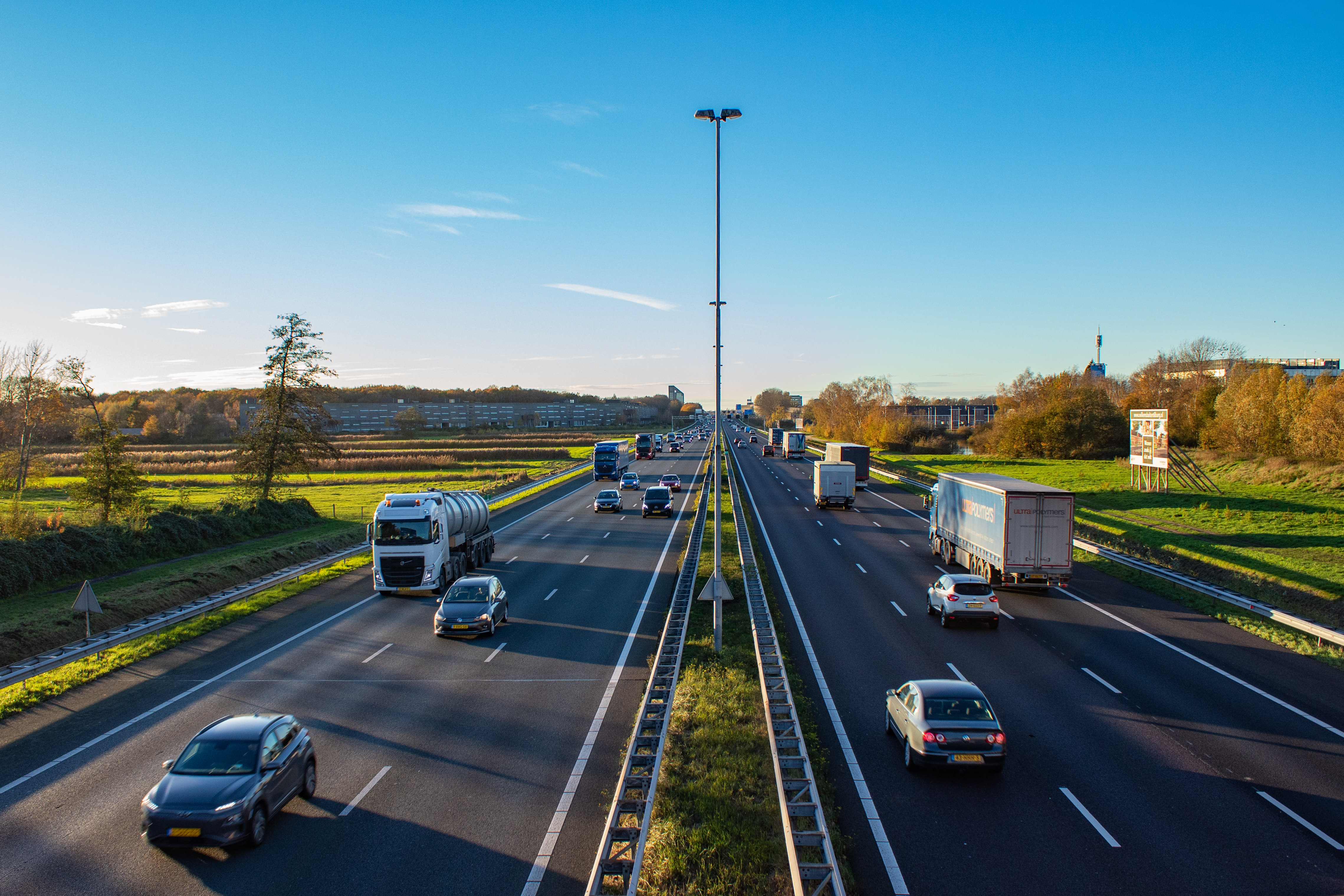Ravage op A58 bij Tilburg na botsing van twee auto's
